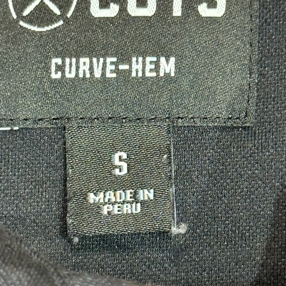 CUTS Black Polo 2 Button Collar Curve HemTailor Fit NWOT Size Small - Picture 4 of 5